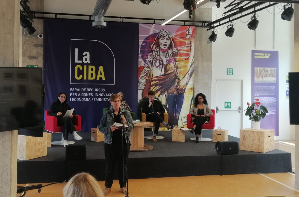 Maribel Cárdenas da la bienvenida al primer Seminario Internacional presencial de la EAI en La Ciba, en Santa Coloma de Gramenet (Barcelona).