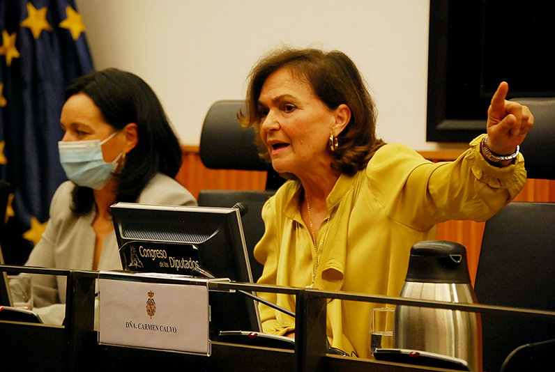 Carmen Calvo (dcha.) junto a Rafaela Crespín, interviene en la clausura de la Jornada parlamentaria del 13 de octubre.
