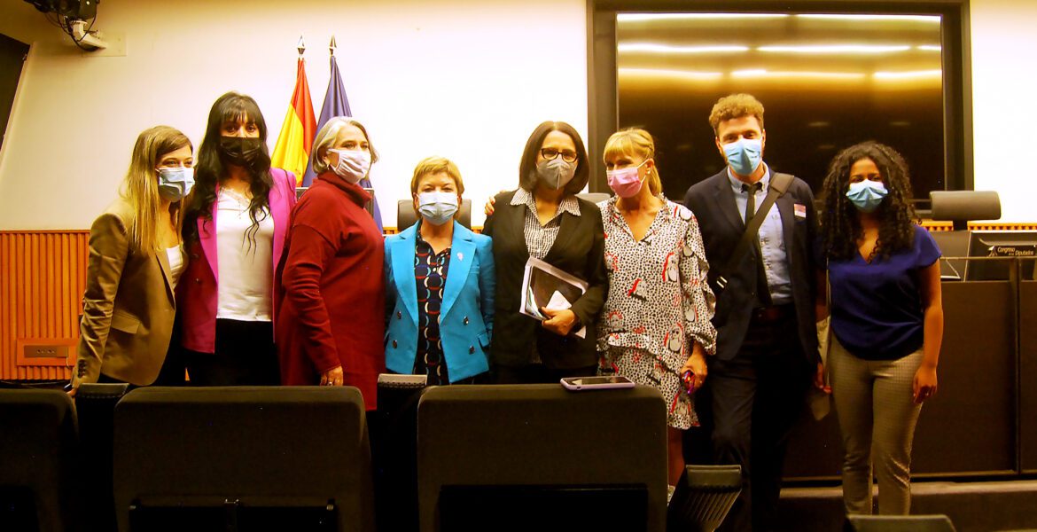 Los activistas nacionales e internacionales por la abolición de la prostitución, junto a las representantes del Grupo Parlamentario Socialista, el 13 de octubre en la Jornada parlamentaria en la Sala Clara Campoamor. De izq. a dcha.: Laura Berja, Amelia Tiganus, Rita Hernández, Lídia Guinart, Graciela Atencio, Susana Ros, Jonathan Machler y Héma Sibi.