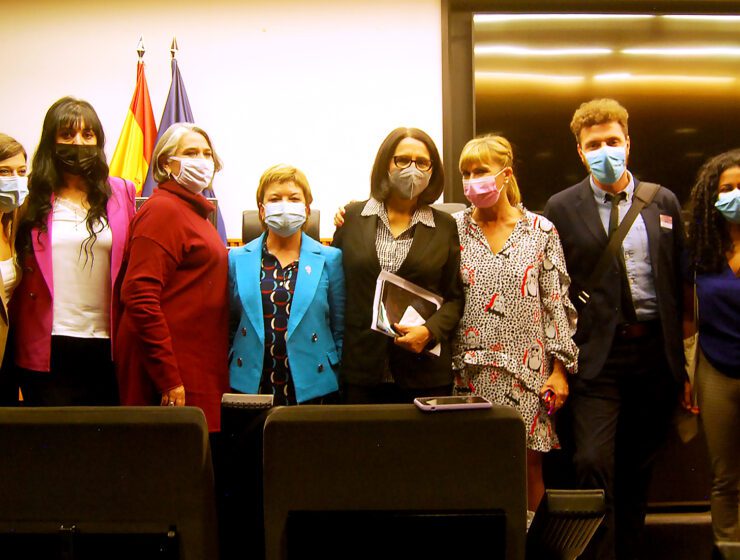 Los activistas nacionales e internacionales por la abolición de la prostitución, junto a las representantes del Grupo Parlamentario Socialista, el 13 de octubre en la Jornada parlamentaria en la Sala Clara Campoamor. De izq. a dcha.: Laura Berja, Amelia Tiganus, Rita Hernández, Lídia Guinart, Graciela Atencio, Susana Ros, Jonathan Machler y Héma Sibi.
