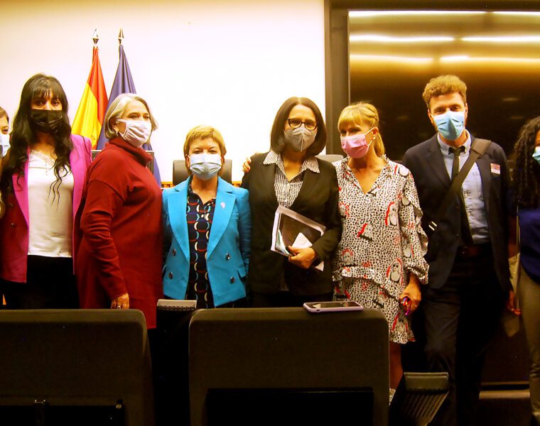 Los activistas nacionales e internacionales por la abolición de la prostitución, junto a las representantes del Grupo Parlamentario Socialista, el 13 de octubre en la Jornada parlamentaria en la Sala Clara Campoamor. De izq. a dcha.: Laura Berja, Amelia Tiganus, Rita Hernández, Lídia Guinart, Graciela Atencio, Susana Ros, Jonathan Machler y Héma Sibi.