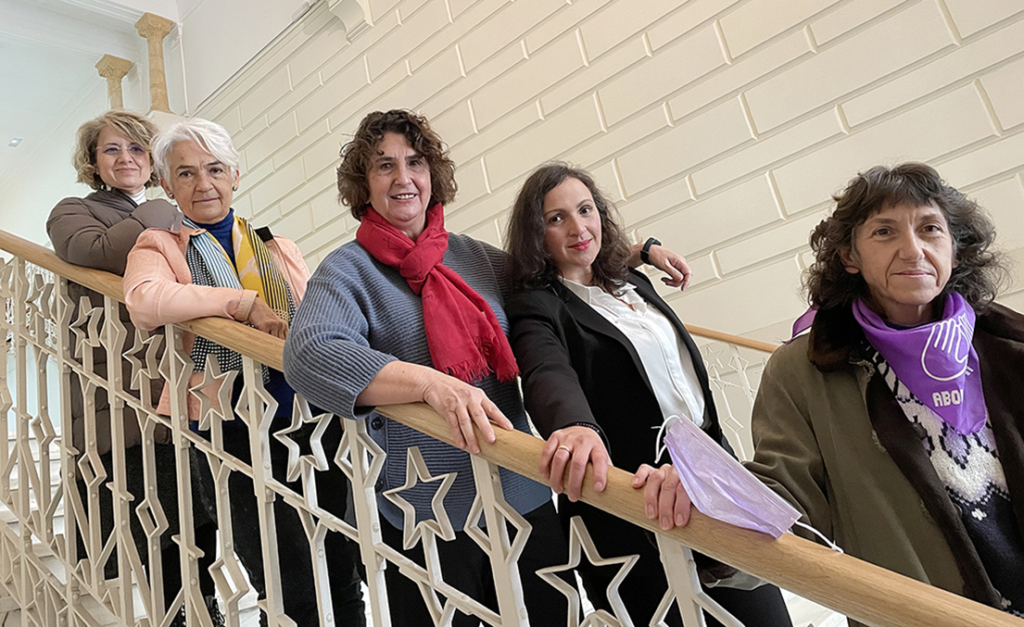 La Ejecutiva de Feministas al Congreso, en el Ateneo de Madrid. De izquierda a derecha: Fátima Arranz, Pilar Aguilar, Juana Gallego, Sandra Moreno y Puri Liétor. Enero de 2022 (foto: A. B.)