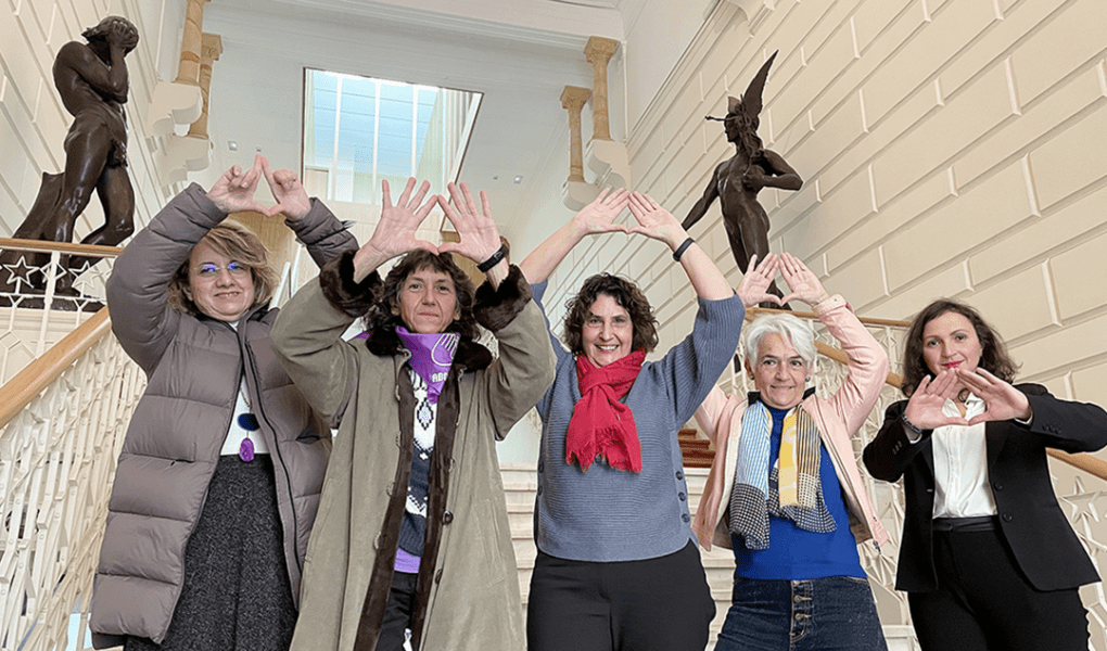 La Comisión Ejecutiva de Feministas al Congreso, en la escalera del Ateneo, en Madrid. Enero de 2022 (foto: A. B.)