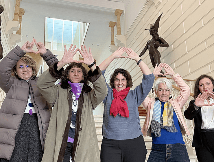 La Comisión Ejecutiva de Feministas al Congreso, en la escalera del Ateneo, en Madrid. Enero de 2022 (foto: A. B.)
