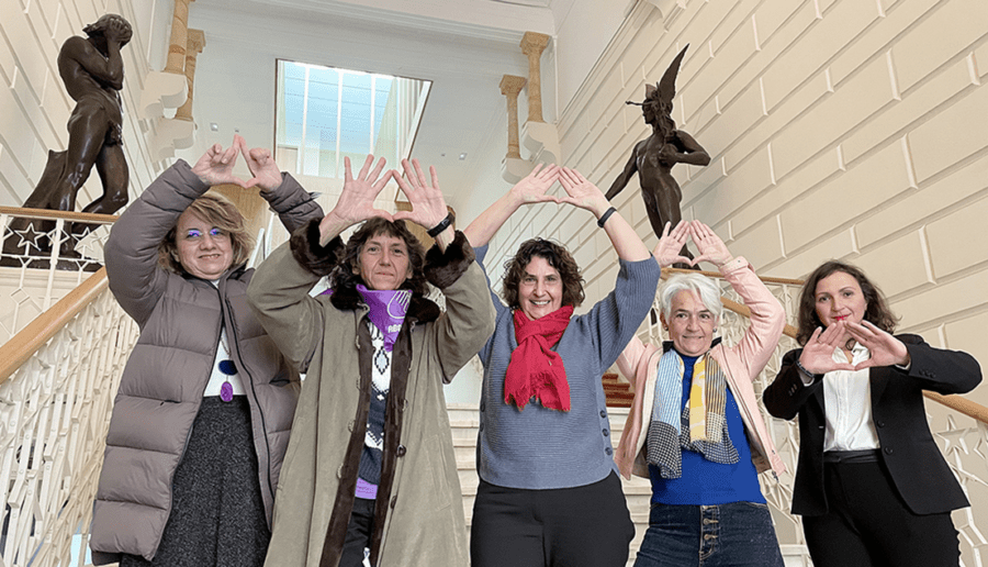 La Comisión Ejecutiva de Feministas al Congreso, en la escalera del Ateneo, en Madrid. Enero de 2022 (foto: A. B.)