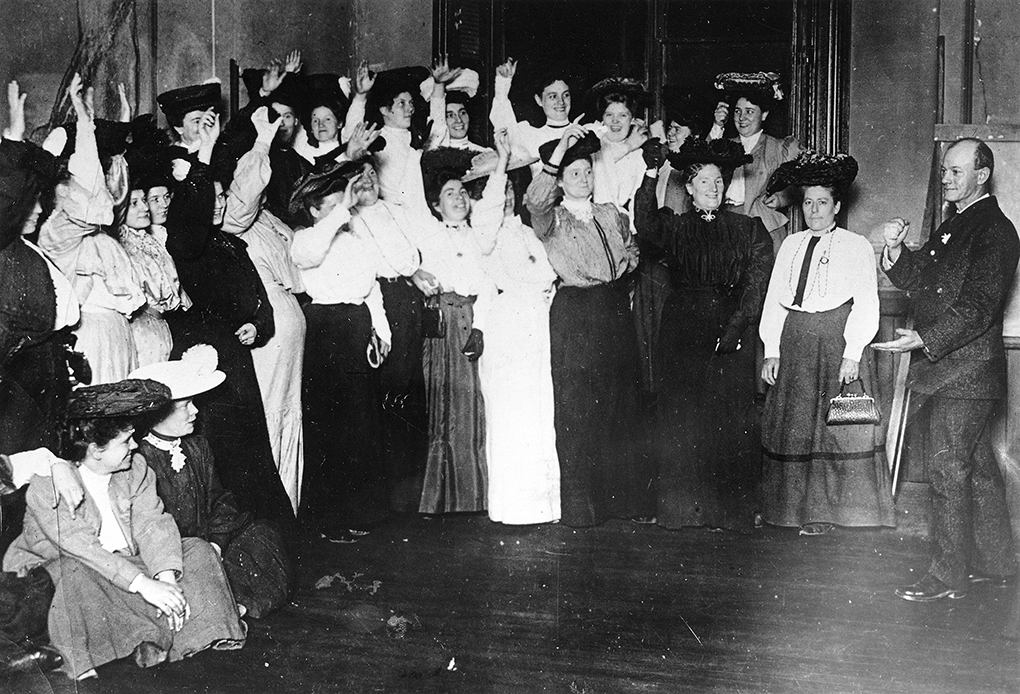 Las costureras de Nueva York levantan sus manos por la huelga durante el Levantamiento de las 20.000 en 1909 (International Ladies Garment Workers Union Archives).