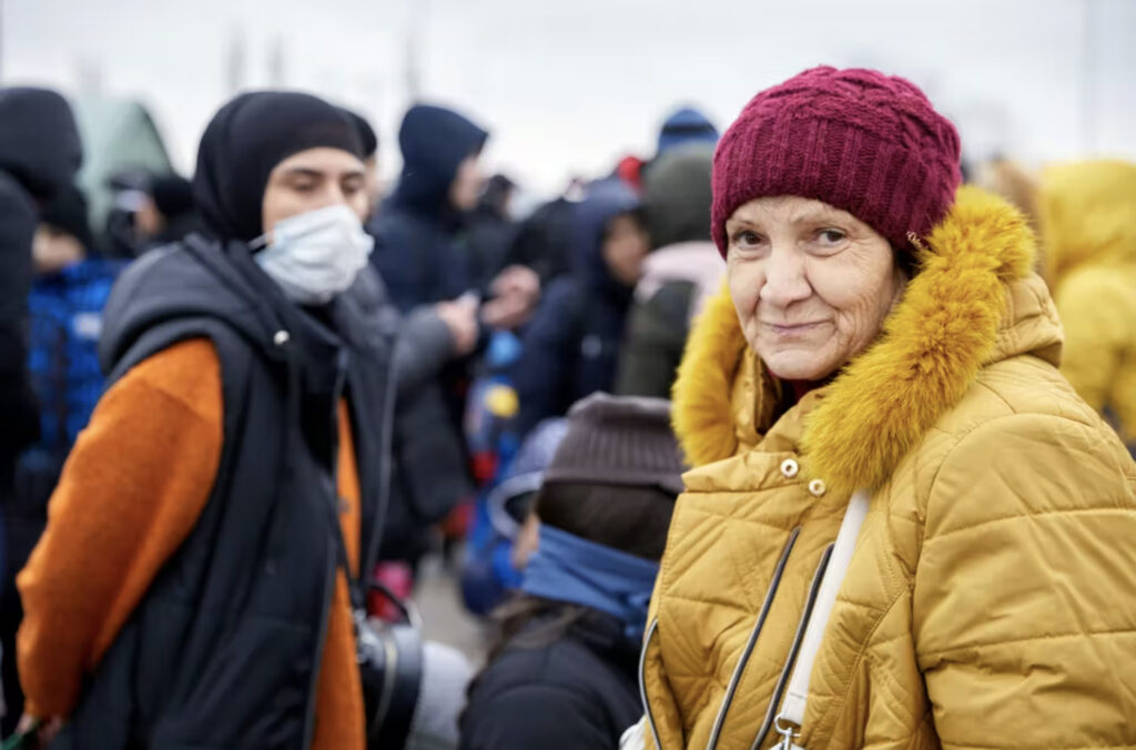 Mujeres en el paso fronterizo de Palanca-Maiaki-Udobnoe, entre Ucrania y Moldavia, el 1 de marzo de 2022 (UN Women, Aurel Obreja, CC BY-ND).