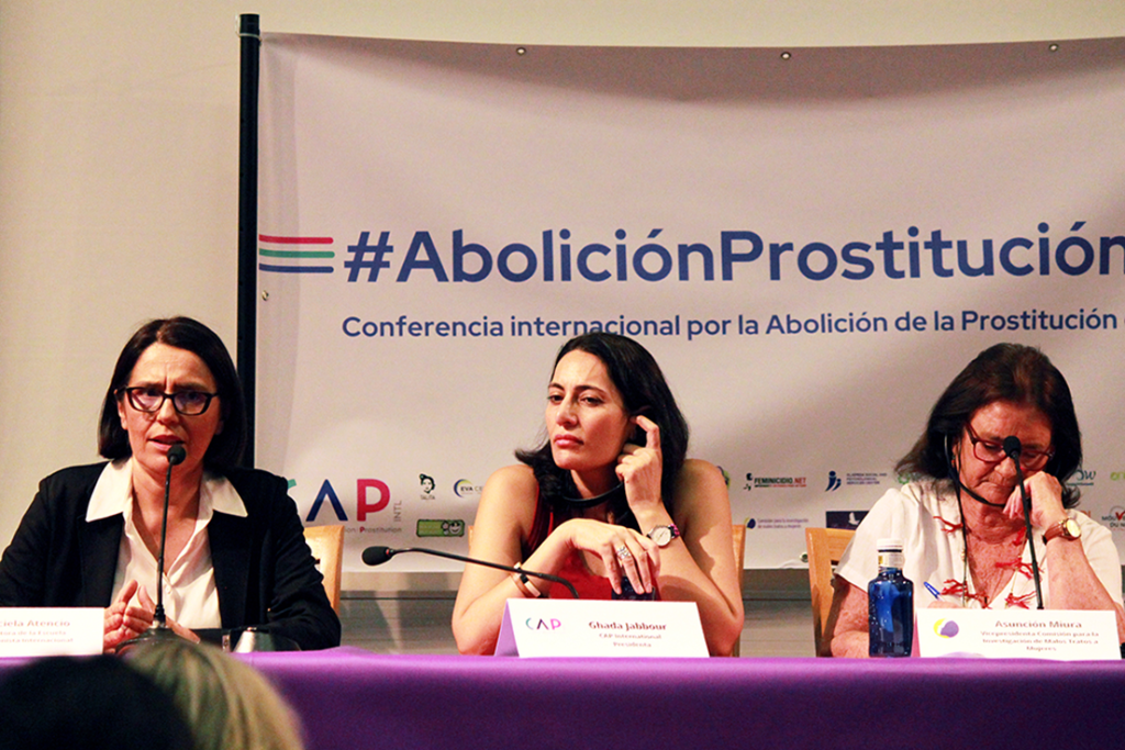 De izquierda a derecha, Graciela Atencio, Ghada Jabbour y Asunción Miura, durante la Conferencia internacional.