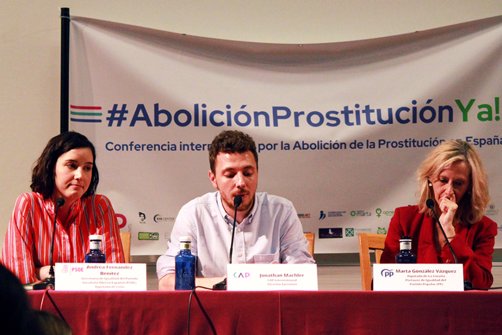 De izquierda a derecha, Andrea Fernández (PSOE), Jonathan Machler (CAP Intl.) y Marta Vázquez (PP).