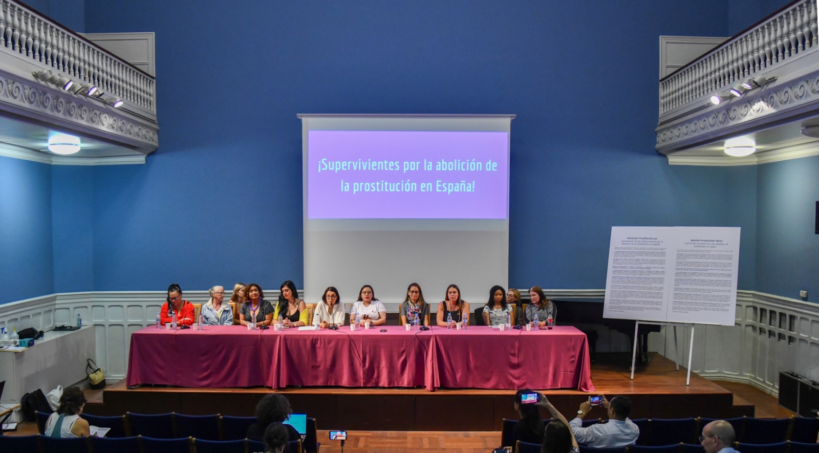 Mesa con el panel internacional de supervivientes de la prostitución.