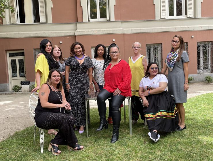 Las supervivientes por la abolición, en el jardín del Instituto Internacional. De pie, de izquierda a derecha: Amelia Tiganus, Rachel Moran, Claudia Quintero, Lydia Osifo, Rosen Hicher y Karola de la Cuesta. Sentadas, a la izquierda, Alika Kinan, en la mesa, Ally-Marie Diamond, y Susan Andrea Avella.
