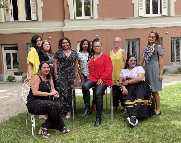 Las supervivientes por la abolición, en el jardín del Instituto Internacional. De pie, de izquierda a derecha: Amelia Tiganus, Rachel Moran, Claudia Quintero, Lydia Osifo, Rosen Hicher y Karola de la Cuesta. Sentadas, a la izquierda, Alika Kinan, en la mesa, Ally-Marie Diamond, y Susan Andrea Avella.