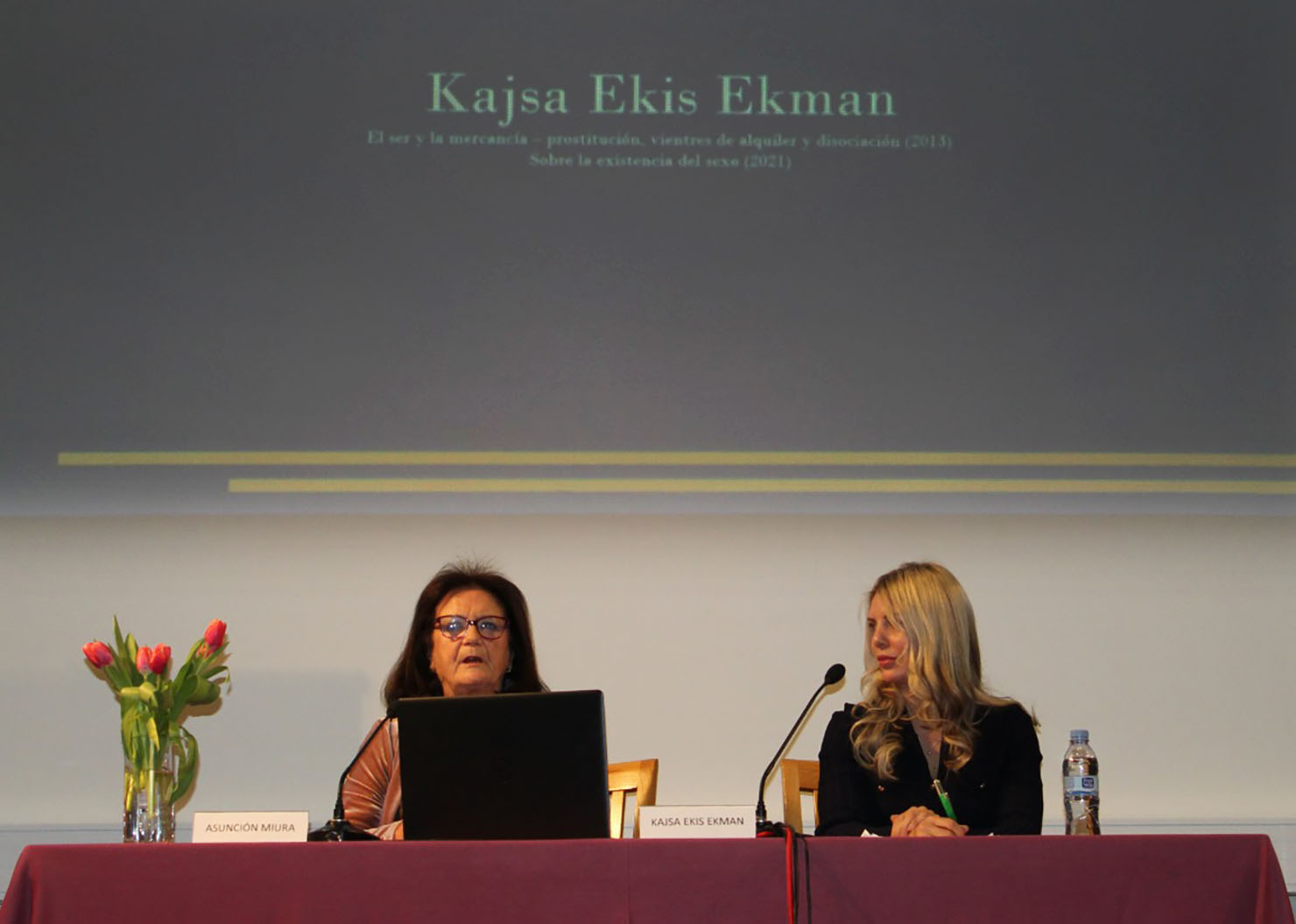 Kajsa Ekis Ekman (dcha.) junto a Asunción Miura, de la CIMTM, durante la conferencia en Madrid, el pasado 31 de enero (foto: CIMTM).