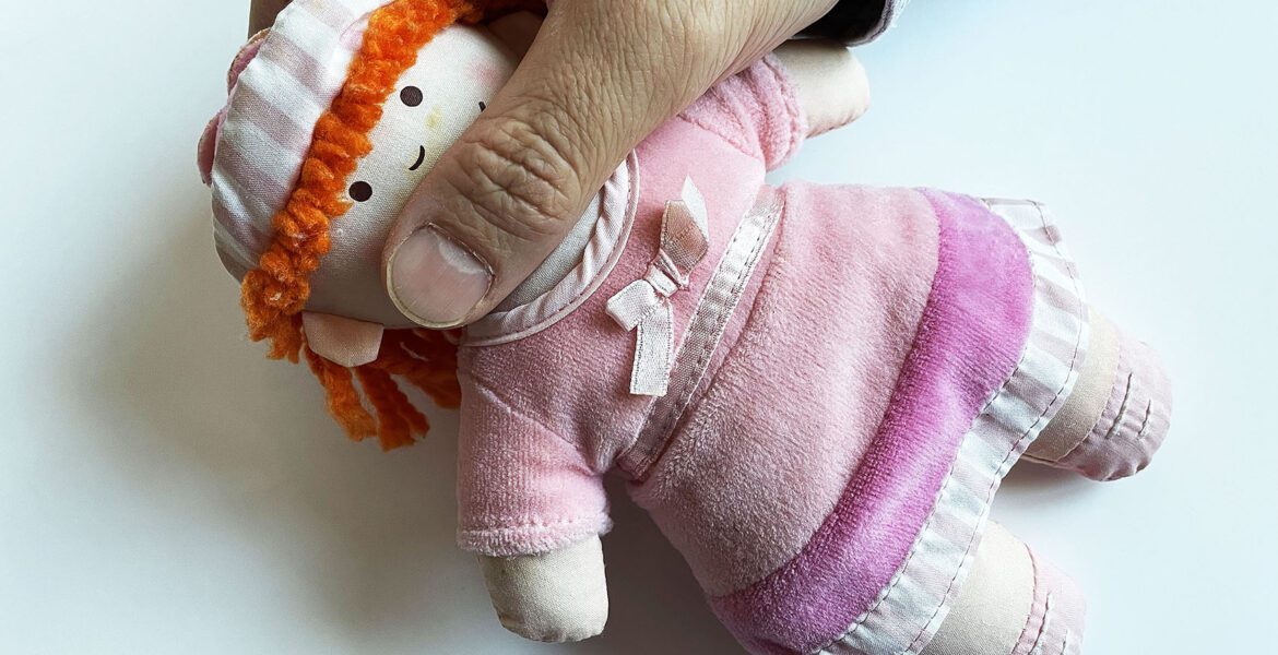 Violencia-muñeca-mano