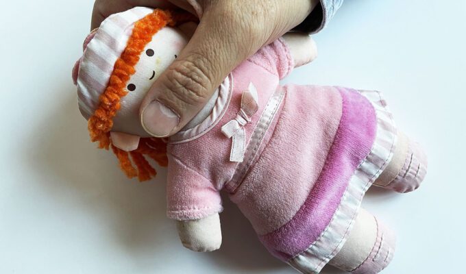 Violencia-muñeca-mano