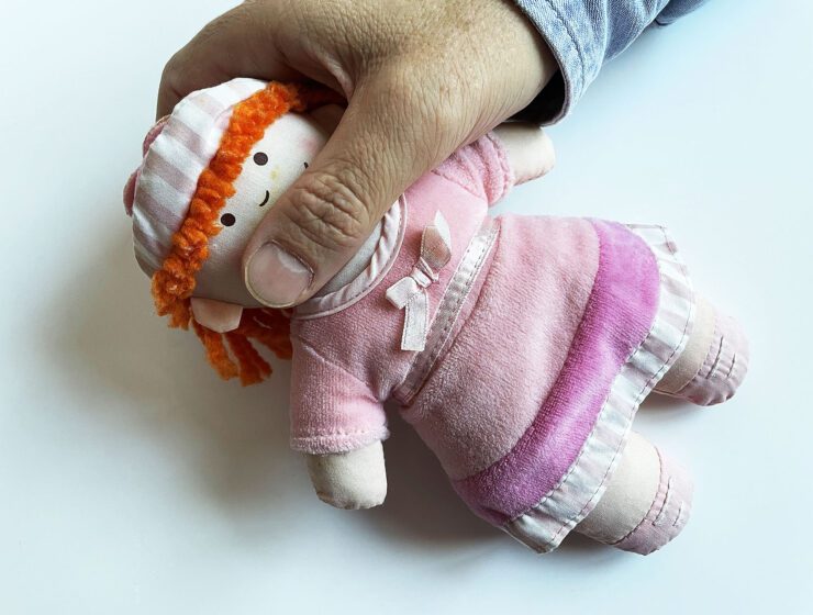 Violencia-muñeca-mano