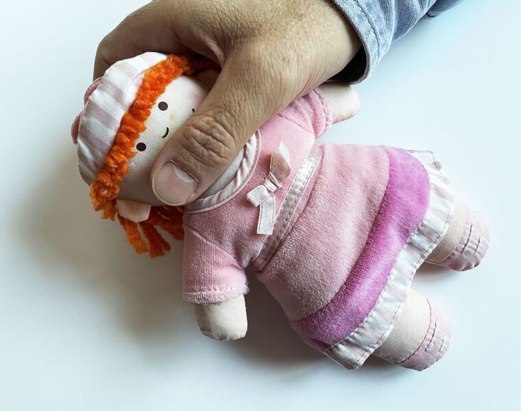Violencia-muñeca-mano