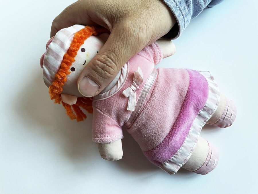 Violencia-muñeca-mano