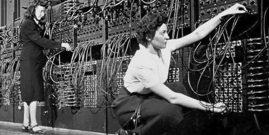 Mujeres conectando cables de telefonia en 1940