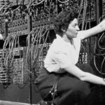 Mujeres conectando cables de telefonia en 1940
