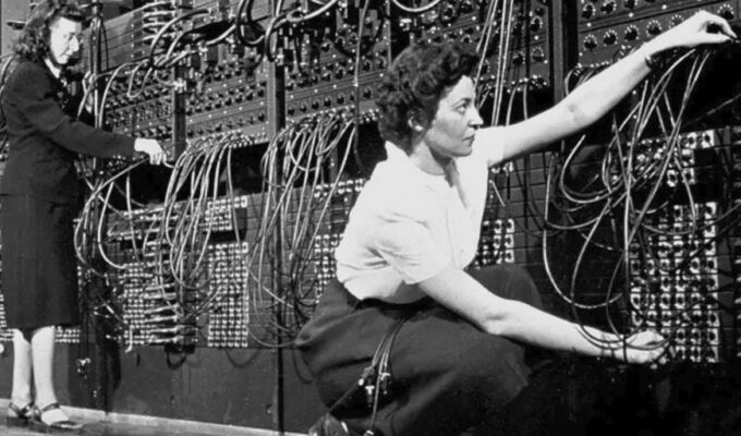 Mujeres conectando cables de telefonia en 1940