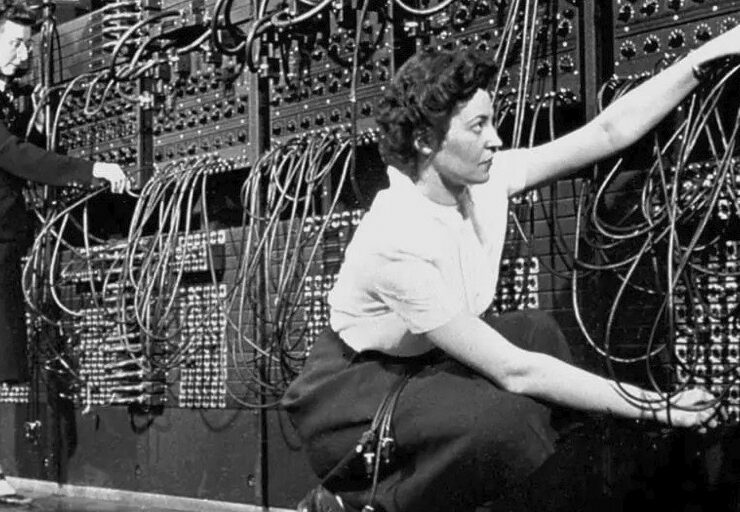 Mujeres conectando cables de telefonia en 1940