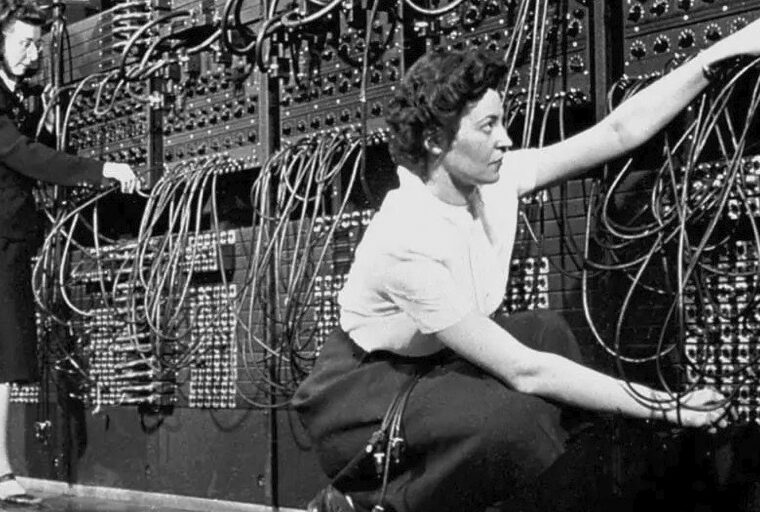 Mujeres conectando cables de telefonia en 1940